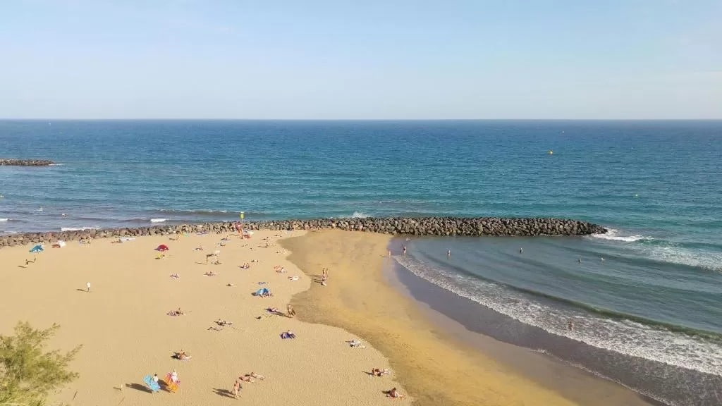 Playa del Inglés es una de las mejores zonas de playa donde alojarse en Gran Canaria