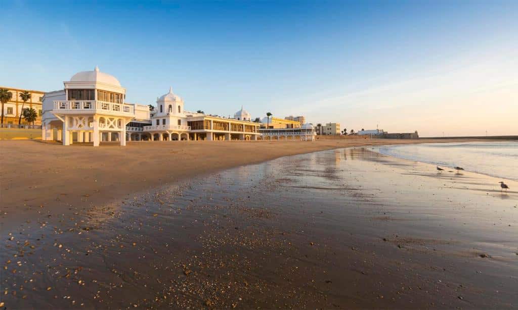 Dónde alojarse en Cádiz capital para ir a la playa - La Caleta