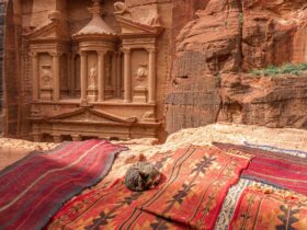 Descubre las mejores zonas donde alojarse en Petra, Jordania. Desde el vibrante conjunto monumental hasta el centro de Wadi Musa, encuentra las mejores zonas donde dormir en Petra.